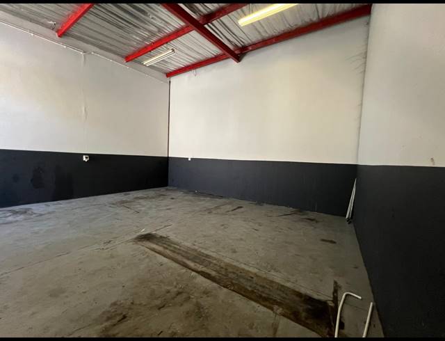 68M² WAREHOUSE TO LET IN FONTAINEBLEAU